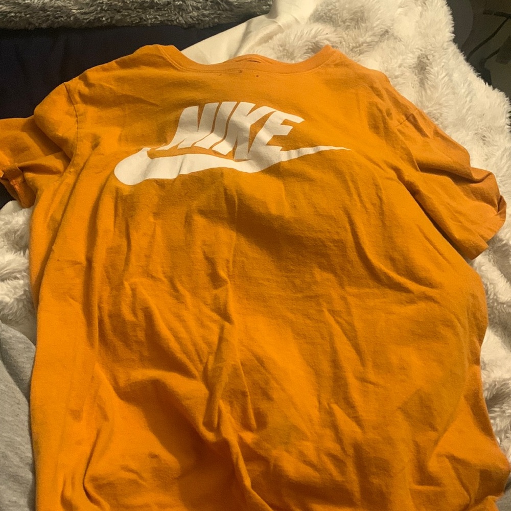 selling-shirt,color-orange,brand Nike,size-M,worn a lot but in good condition